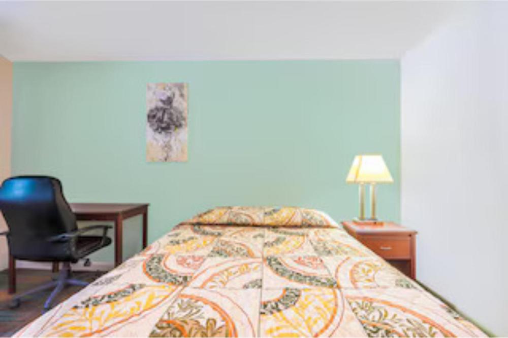 King Bed Non-Smoking interior